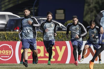 Sergio Agüero, junto con Messi y Pavón