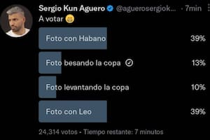 Sergio Agüero pidió a sus seguidores que lo ayudaran a decidir qué foto pondría como imagen de perfil de su cuenta de Twitter y participaon miles de internautas