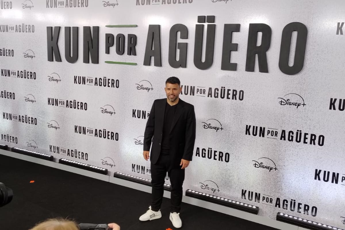 Sergio Agüero posa en la alfombra roja, durante la avant premiere de su serie