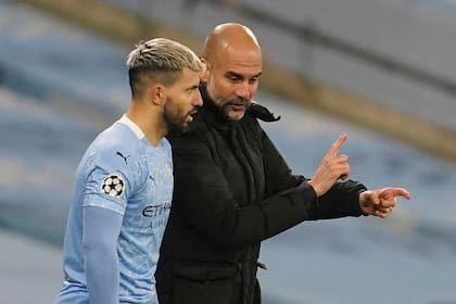 Sergio Agüero recibe indicaciones de Pep Guardiola en su vuelta a la Champions League.