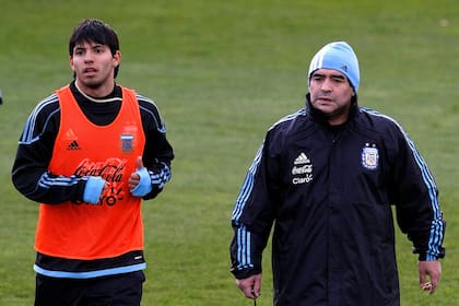 Sergio Agüero y Diego Maradona en el Mundial Sudáfrica 2010