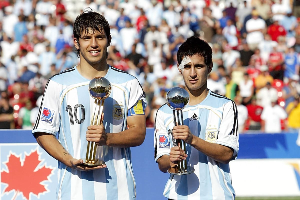 Sergio Aguëro y Maxi Moralez con el premio al mejor jugador del Torneo en el Sub 20 de Canadá 2007