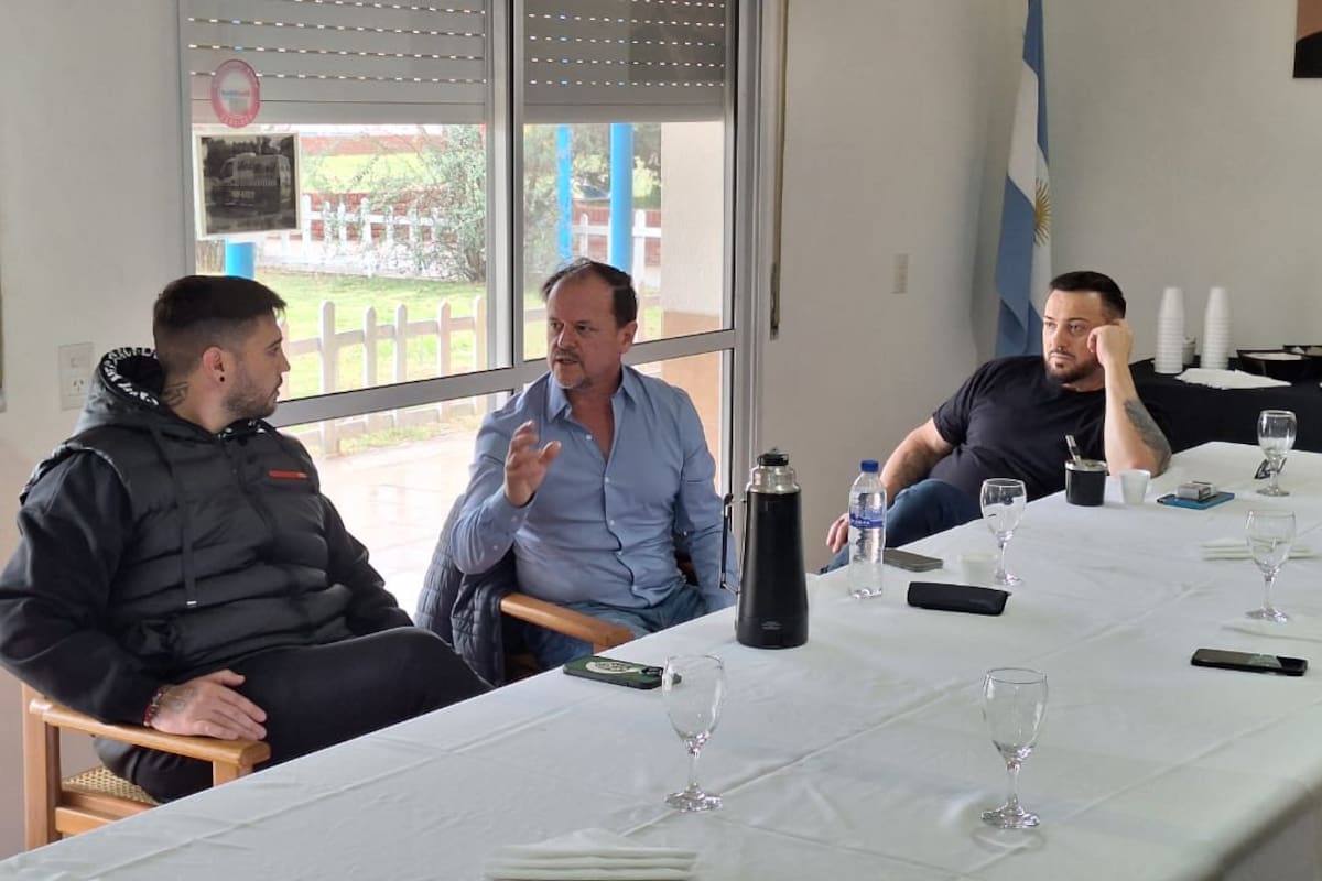 Sergio Aladio, el referente de los camioneros en Santa Fe, con Mauricio y Juan Saillen, de Córdoba