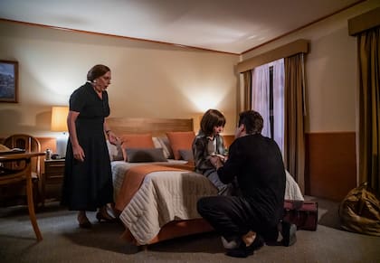 Sergio Basteri (Axel Llunas) decide volver con Luis Miguel (Diego Boneta) y dejar a su abuela Matilde Sánchez (Lola Casamayor) en Luis Miguel, la serie