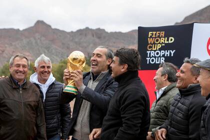 Sergio Batista, con la Copa del Mundo, rodeado por Garré, Giusti, Brown, Tapia, Enrique y Olarticoechea