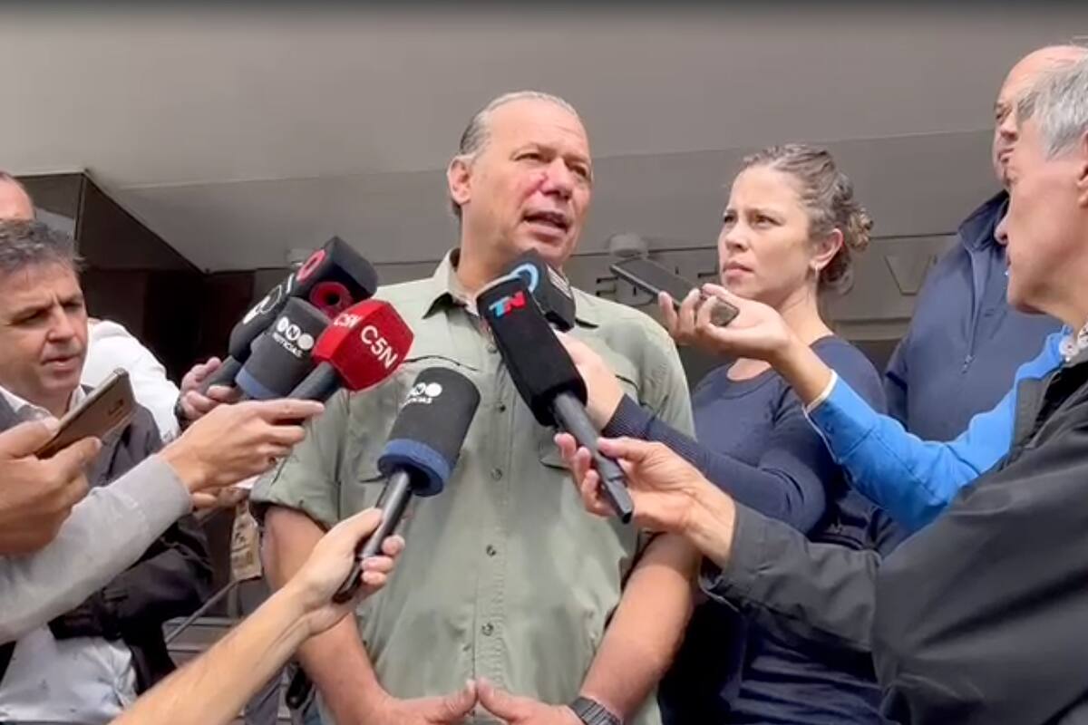Sergio Berni hablando con la prensa en el Hospital Churruca