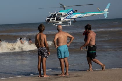 Sergio Berni, ministro de Seguridad de la provincia, mira desde la ventana de un helicóptero durante un patrullaje en una playa de Cariló, el viernes pasado