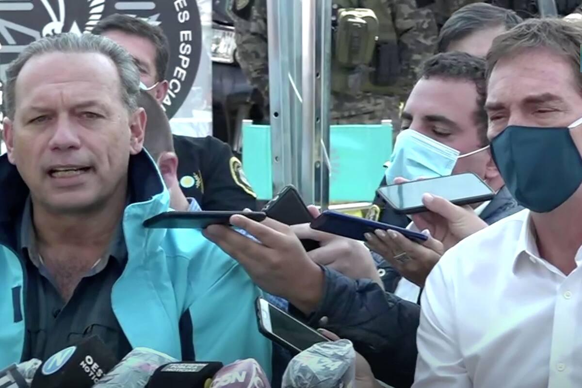 Sergio Berni y Diego Santilli, en conferencia de prensa, después de la aparición de M.; allí el ministro bonaerense tildó de "inoperante" a Sabina Frederic