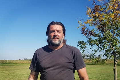 Sergio "Bruja" Berti. ex futbolista, en el campo.