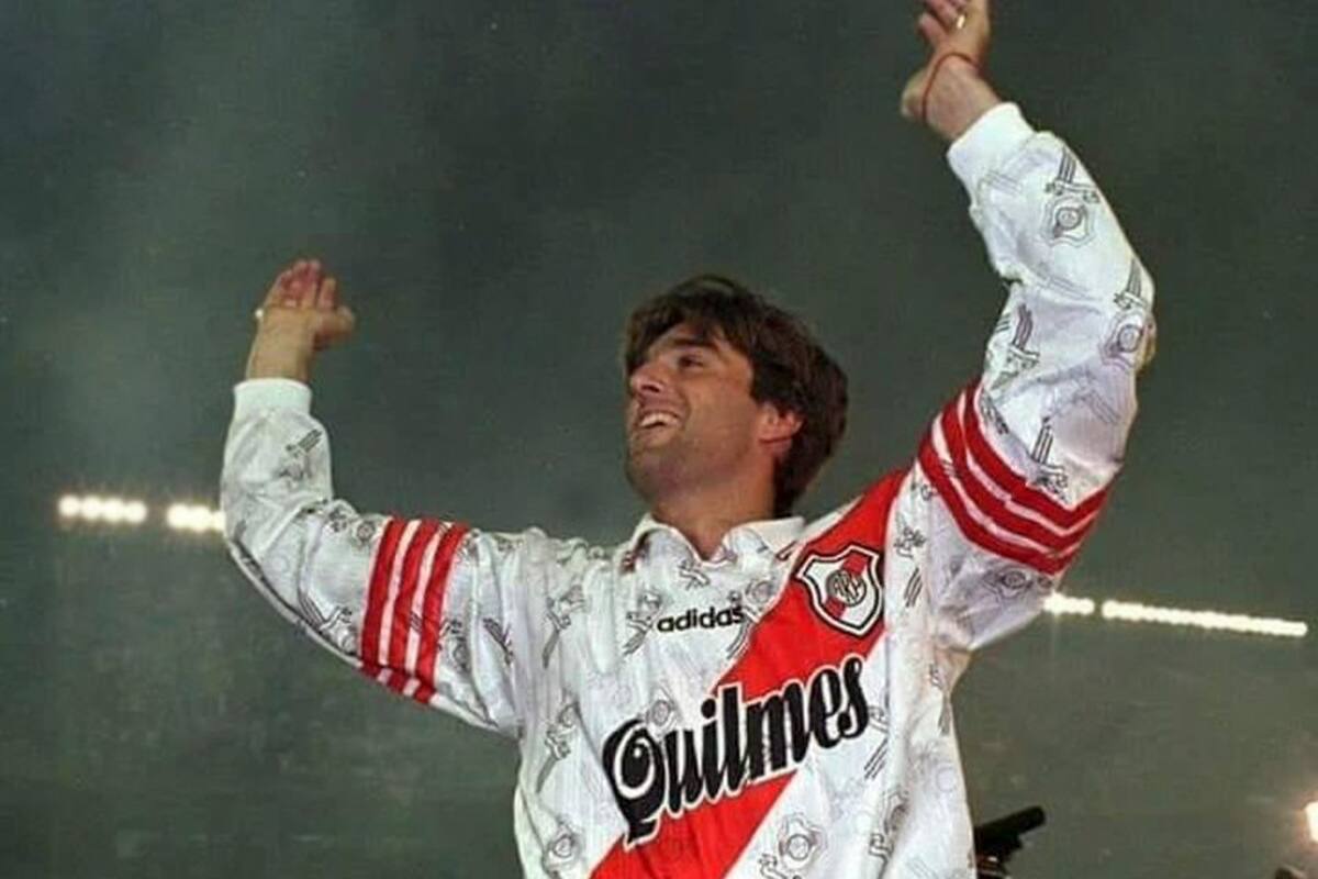 Sergio "Bruja" Berti y una de sus vueltas olímpicas en River, el club en el que alcanzó su máximo rendimiento.