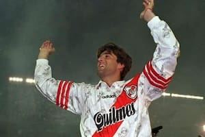 Sergio "Bruja" Berti y una de sus vueltas olímpicas en River, el club en el que alcanzó su máximo rendimiento.