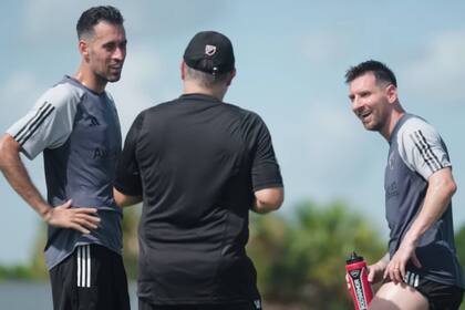 Sergio Busquets, Gerardo Martino y Lionel Messi en un entrenamiento de Inter Miami
