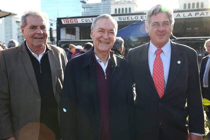Sergio Busso, ministro de Agricultura de Córdoba, el gobernador Juan Schiaretti, y el presidente de la Sociedad Rural Argentina (SRA), Nicolas Pino