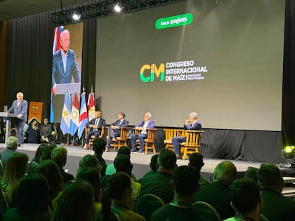 Sergio Busso, ministro de Bioagroindustria de Córdoba, durante la apertura del Congreso Internacional de Maíz; lo escuchan Gustavo Puccini, ministro de Desarrollo Productivo de Santa Fe; Joaquín Pinasco, CEO del Congreso Internacional de Maíz; Martín Llaryora, gobernador de Córdoba, y Daniel Passerini, intendente de la ciudad de Córdoba
