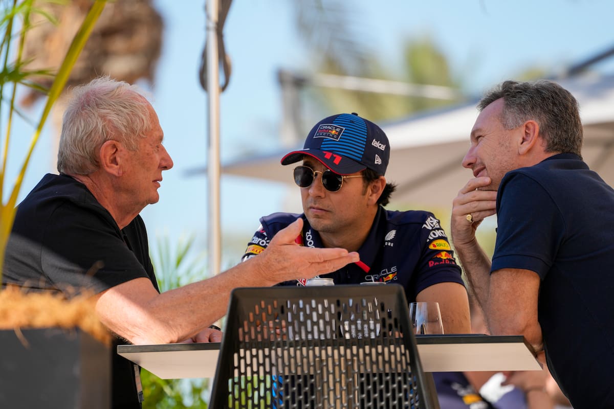 Sergio Checo Pérez escucha a Helmut Marko, el asesor de Red Bull Racing que fustiga al mexicano; Christian Horner, jefe de la escudería de Milton Keynes se lamentó por no descontar más puntos en Las Vegas y expuso que para 2025 hay en la lista pilotos por fuera del mundo Red Bull