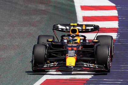 Sergio "Checo" Pérez maniobra su Red Bull durante la clasificación para el GP de Austria que se correrá el domingo; el mexicano quedó relegado al puesto 15, tras la cancelación de sus vueltas rápidas en la Q2 por "excederse los límites de la pista"