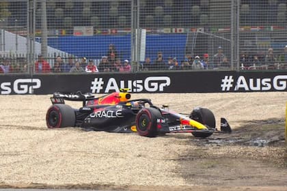 Sergio "Checo" Pérez no pudo frenar en la curva 3 y terminó en la leca en su primera vuelta lanzada en Australia; largará último.