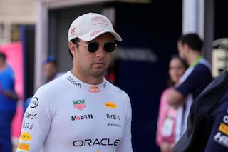 Un excampeón del mundo dio detalles de por qué no se resuelve la salida de Checo Pérez de Red Bull