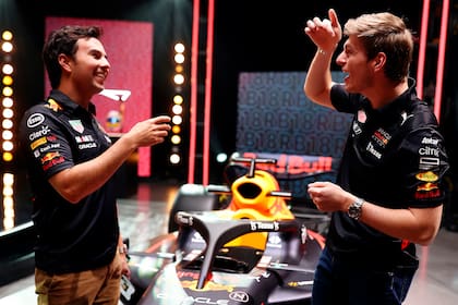 Sergio Checo Pérez y Max Verstappen se divierten en la fábrica de Milton Keynes, el escenario de la presentación del RB18; el auto rodará por primera vez el 23 de febrero en el circuito de Montmeló