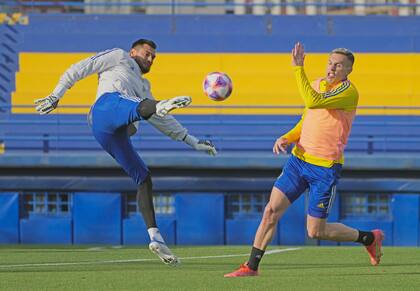 Sergio Chiquito Romero y Norberto Briasco, en una práctica de Boca. el delantero nunca se afirmó en el equipo