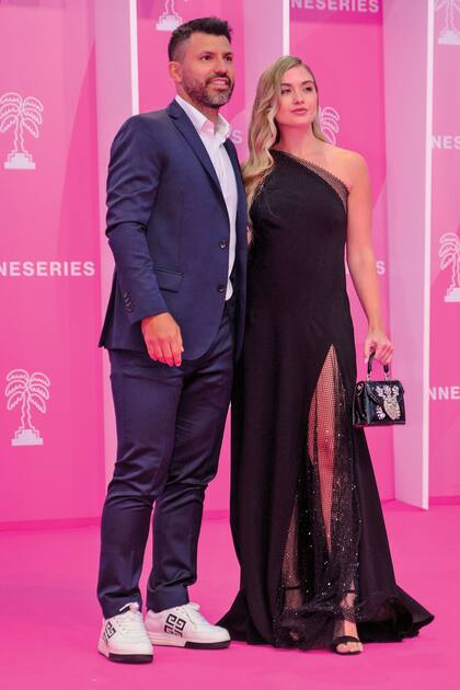 Sergio, de impecable ambo azul, camisa blanca
y zapatillas Givenchy, posa con su amor Sofía Calzetti, que
llevó vestido de escote irregular y gran tajo, al que le sumó
una minicartera Dolce&Gabbana.