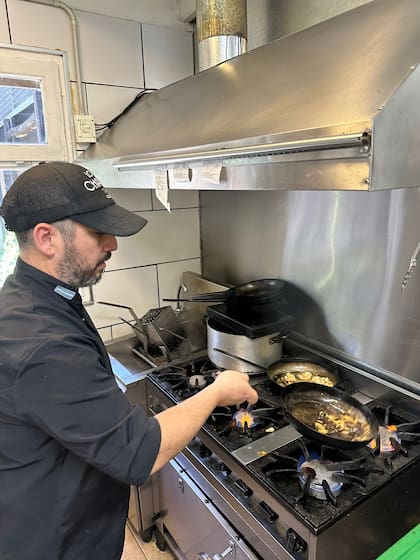 Sergio en plena acción, en la cocina de su restaurante.