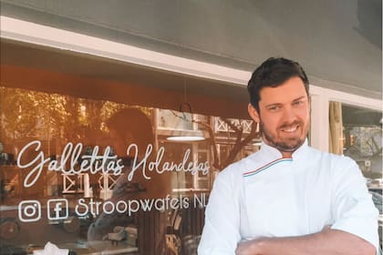 Sergio Gigante, oriundo de Ámsterdam, en la puerta de su local de San Isidro