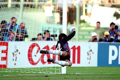 Sergio Goycochea, en los cuartos de final, detiene el decisivo penal del capitán yugoslavo, Faruk Hadzibegic
