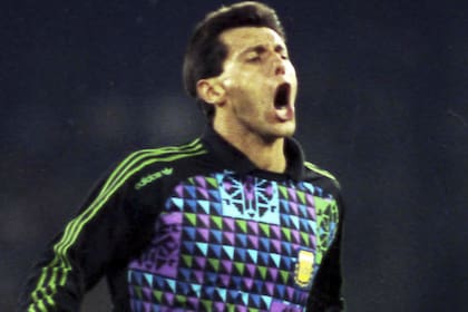 Sergio Goycochea, uno de los símbolos de la selección argentina en el Mundial de Italia 90; el buzo multicolor que quedó en el recuerdo... pero era la tercera opción de indumentaria