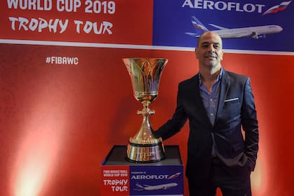 Sergio Hernández, el DT de la selección de la Argentina, con la Copa del Mundo de China 2019