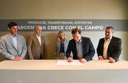 Sergio Iraeta, secretario de Agricultura; María Beatriz Giraudo, presidenta del Senasa; y directivos de la empresa Biogénesis Bagó en la firma del convenio