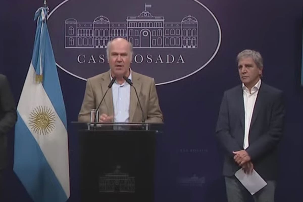 Sergio Iraeta, secretario de Agricultura, y Luis Caputo, ministro de Economía, al anunciar la baja de retenciones