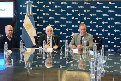 Sergio Iraeta, subsecretario de Producción Agropecuaria y Forestal; Fernando Vilella, secretario de Bioeconomía, y Daniel Tillard, presidente del BNA