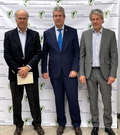Sergio Iraeta, subsecretario de Producción Agropecuaria y Forestal; José Martins, presidente de la Bolsa de Cereales de Buenos Aires, y Juan Pazo, secretario de Planeamiento y Gestión para el Desarrollo Productivo y de la Bioeconomía