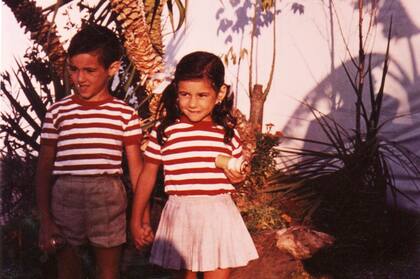 Sergio, junto a su hermana Alejandra: "Cuando íbamos por la calle siempre nos preguntaban si éramos novios. -No, somos hermanos- decíamos. Creo que la gente nos preguntaba eso porque íbamos de la mano, quizás como consejo de nuestros padres", cuenta.