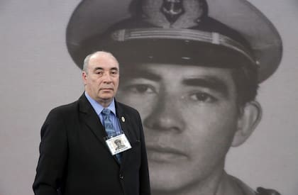 Sergio junto al retrato de su padre, Miguel