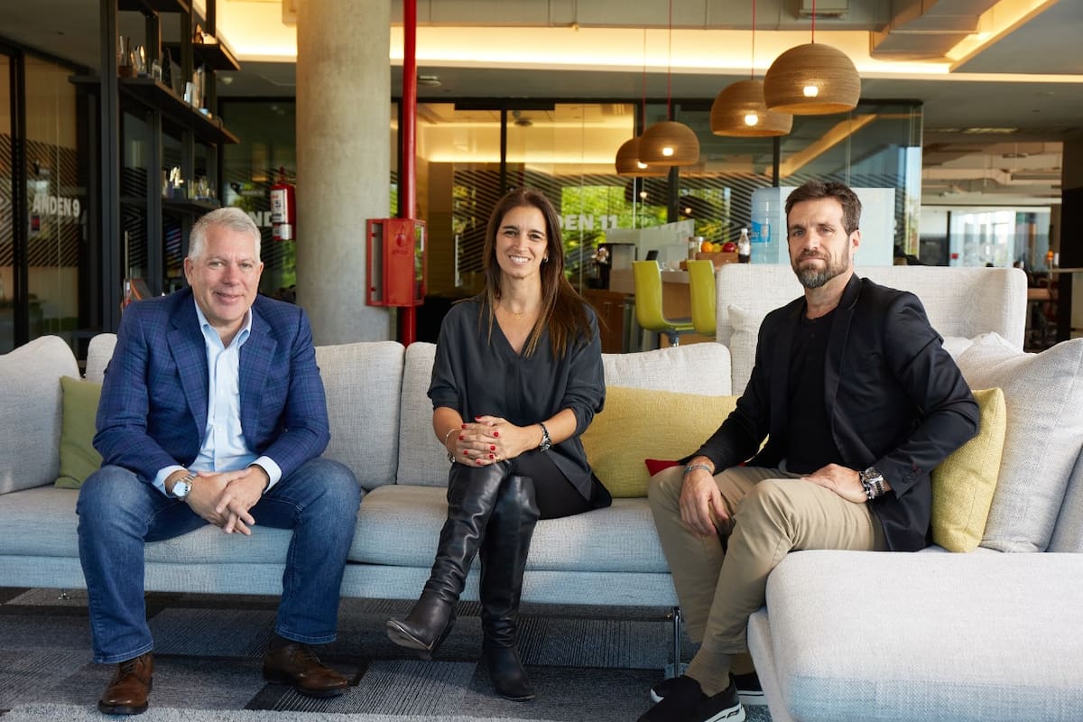 Sergio Kaufman, presidente de Accenture Hispanoamérica (HSA); Karina Salerti, cofundadora y directora de Ergo, y Ariel Güelmos, CEO de Ergo