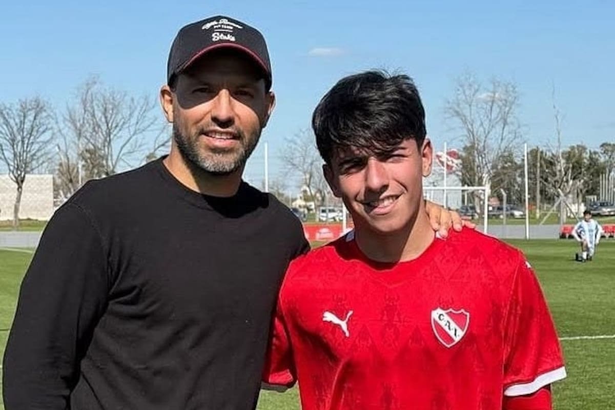 Sergio Kun Agüero junto a su hijo Benjamin, en las inferiores de Independiente