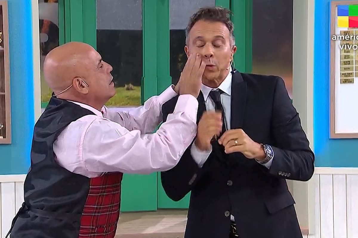 Sergio Lapegüe, en un pase de humor junto al Bicho Gómez