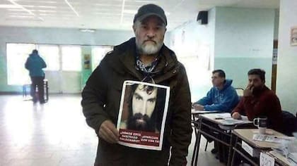 Sergio Maldonado en la escuela de Bariloche donde votó