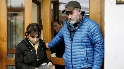 Sergio Maldonado y su abogada, Heredia, al salir de la reunión con el juez Lleral