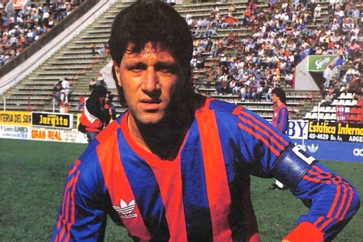 Sergio Marchi, con la cinta de capitán de San Lorenzo, club que defendió en la cancha entre 1986 y 1990