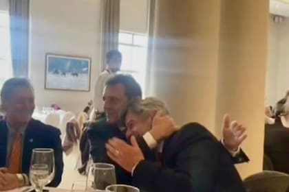 Sergio Massa abraza a Nicolás Pino, presidente de la Sociedad Rural Argentina (SRA). No fue la única sorpresa entre cuchillos y tenedores el 24 de julio.