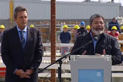 Sergio Massa acompaña a Gerardo Martínez en un acto de la Uocra; el jefe de los obreros de la construcción prepara un acto de apoyo a la candidatura presidencial del ministro de Economía