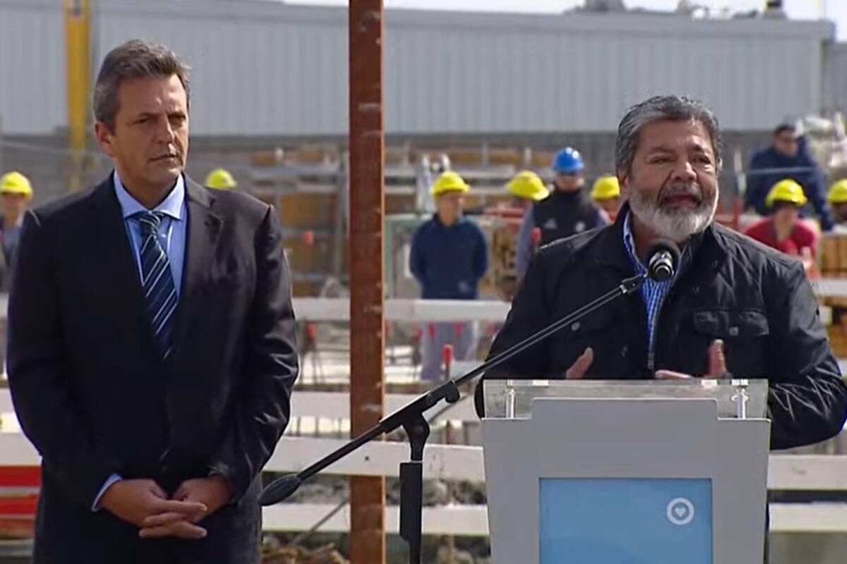 Sergio Massa acompaña a Gerardo Martínez, jefe de la Uocra, en un acto gremial