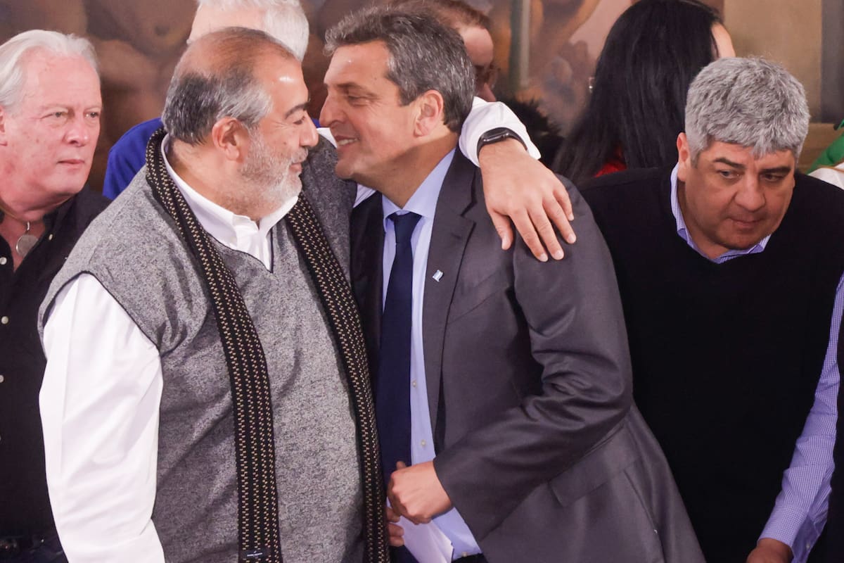 Sergio Massa, antes de las PASO, en su visita a la CGT: abrazo con Héctor Daer y rodeado por Andrés Rodríguez y Pablo Moyano