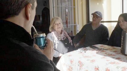 Sergio Massa, ayer en el inicio de su campaña, tomando mate con vecinos en la localidad de San Martín
