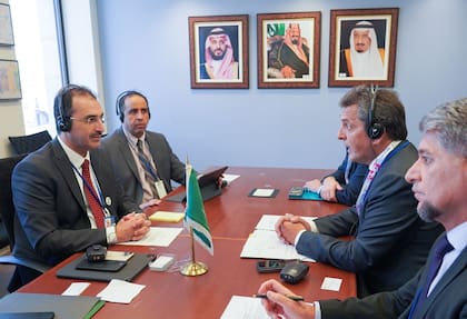 Sergio Massa ayer en Estados Unidos, con los representantes del Fondo Soberano Saudí