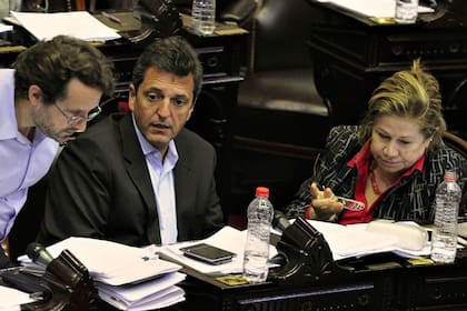 Sergio Massa, ayer en la Cámara de Diputados, junto a Marco Lavagna y Graciela Camaño