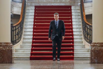Sergio Massa baja por la alfombra roja de la Cámara de Diputados, camino a su nueva aventura de estrellato político